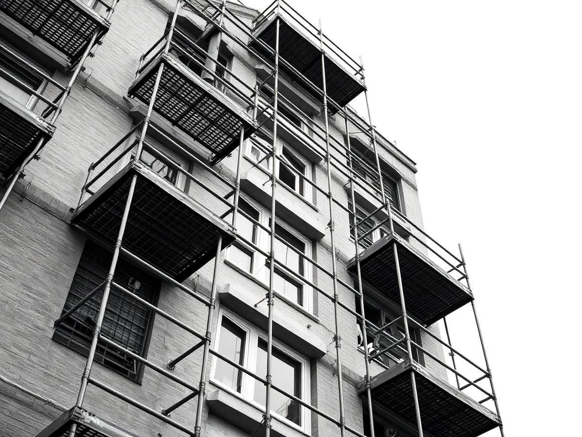 Gevelstelling tegen een appartementsgebouw in renovatie