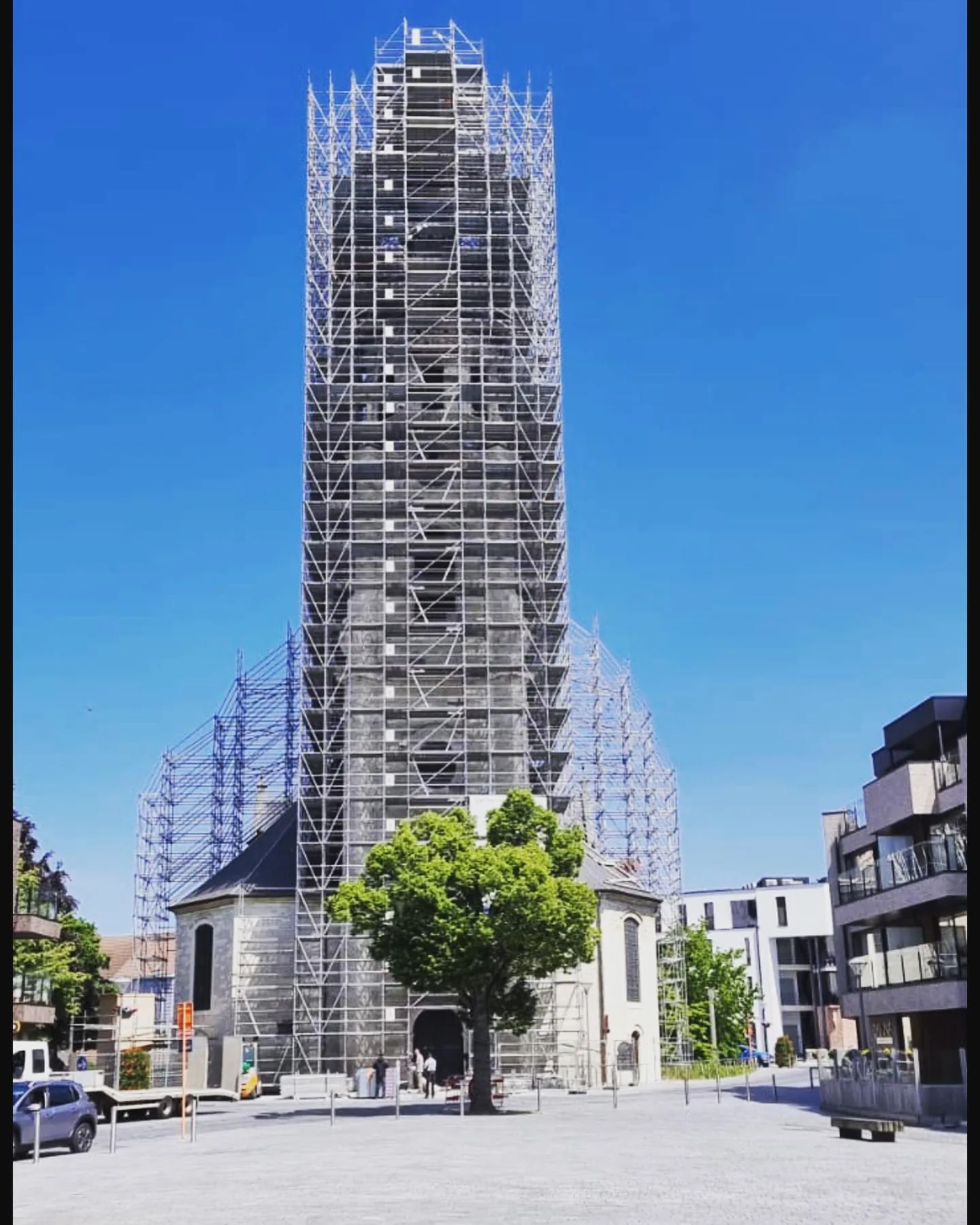 Kerktoren volledig omgeven door een torenstelling