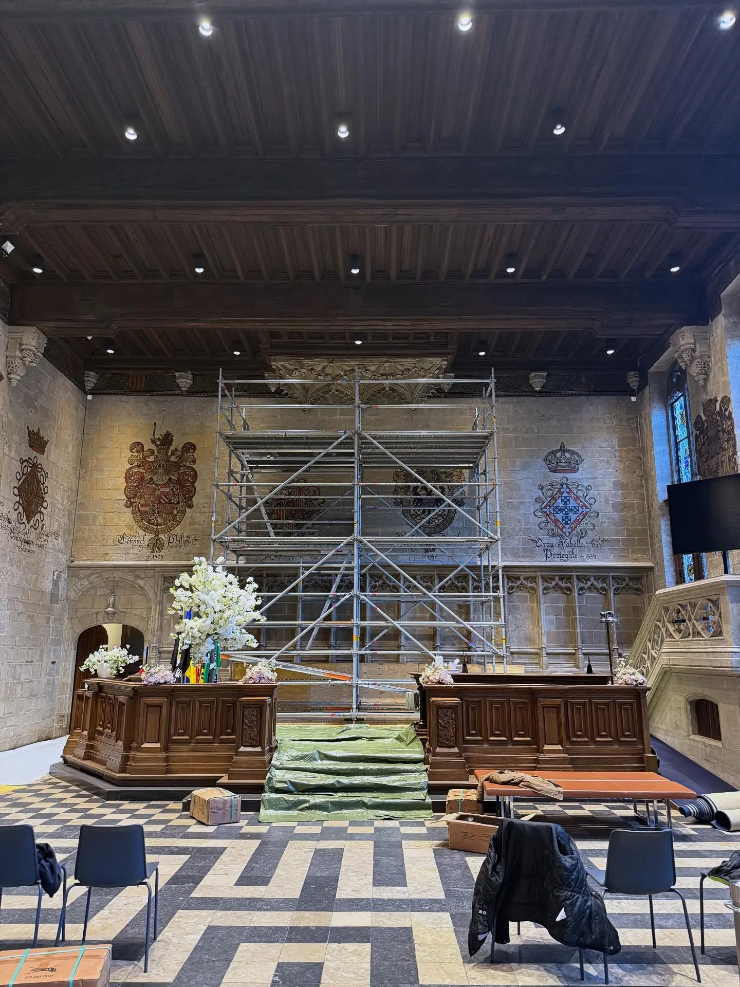 Tweede zicht op de binnenstelling in de trouwzaal van het stadhuis van Gent